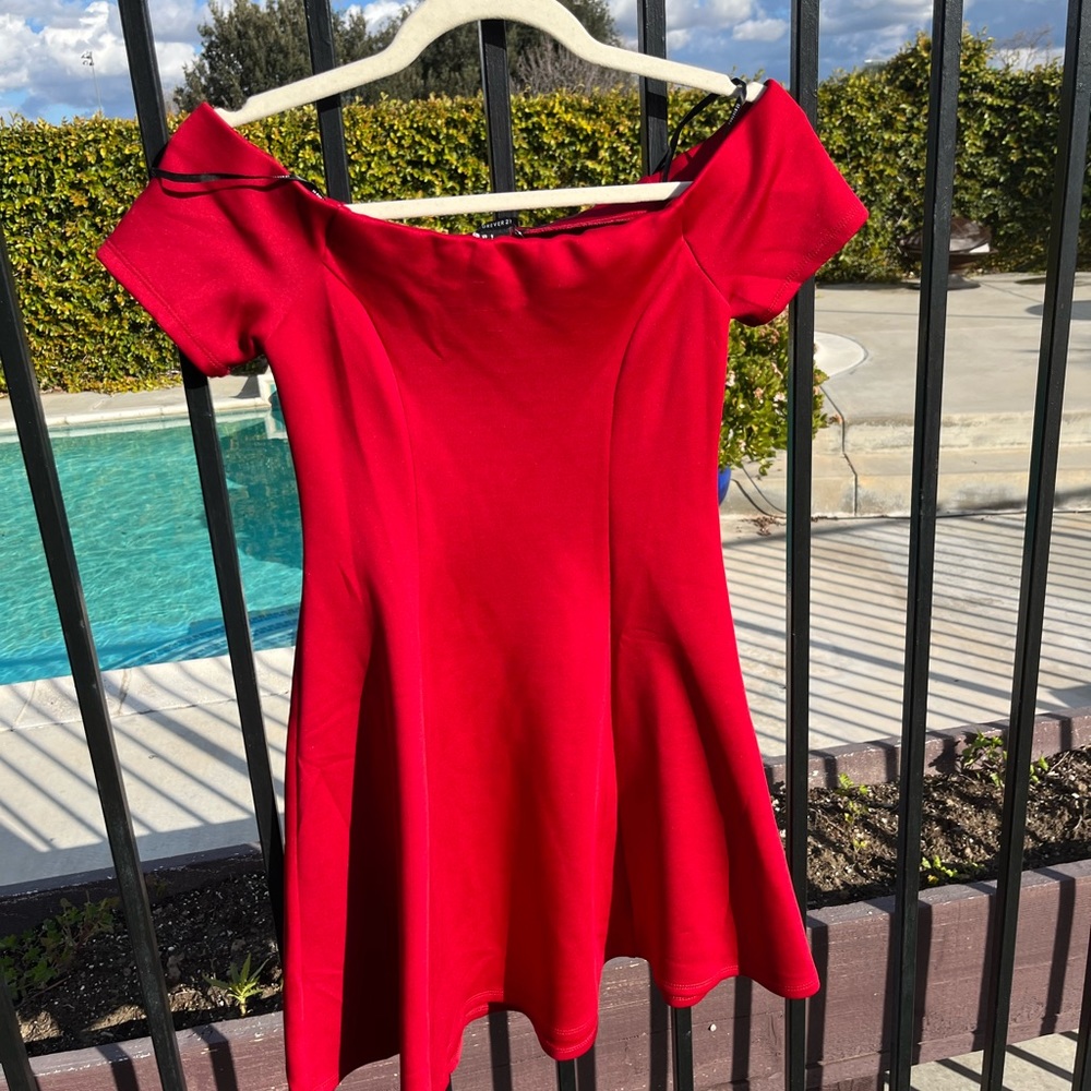 red off the shoulder dress! so beautiful for any occasion :)
